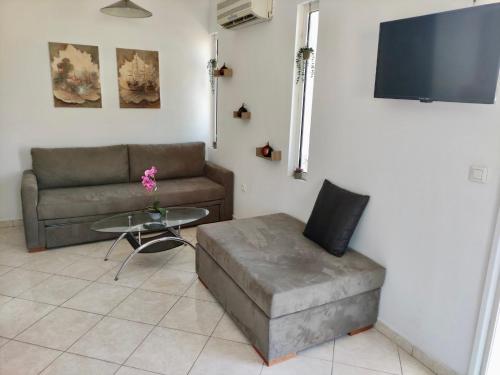 uma sala de estar com um sofá e uma mesa em Casa Amalia em Paradeísion