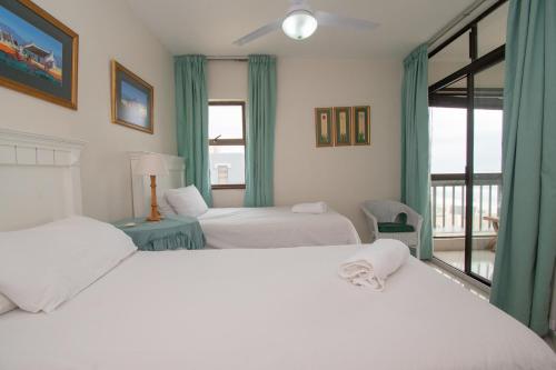 1 Schlafzimmer mit 2 Betten und einem Fenster in der Unterkunft 31 Cormoran Umhlanga Rocks in Durban
