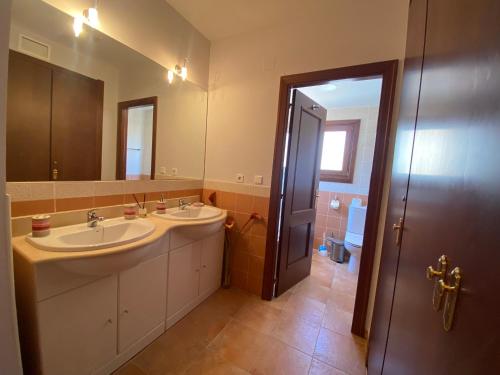 Kúpeľňa v ubytovaní CostaEsuri Vacaciones (Casa Marina)