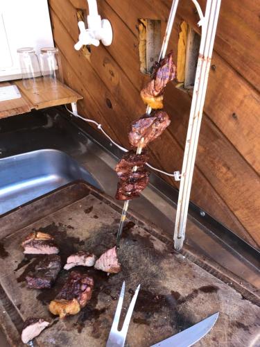 een stel vlees dat op een grill wordt gekookt bij Vale de cambara III in Cambará