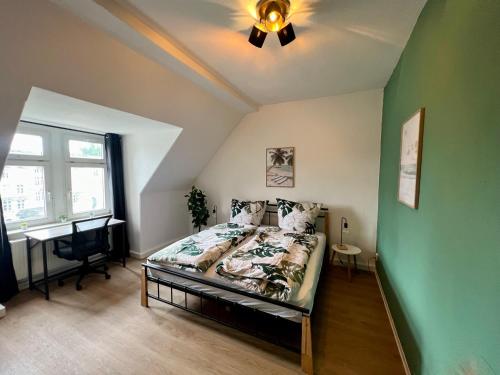 1 dormitorio con cama y pared verde en Stilvolles Apartment im Zentrum en Zittau