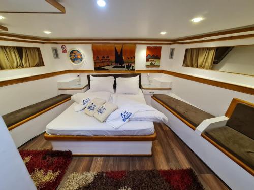 uma cama na parte de trás de um barco em VIP Yacht Diving Club em Sharm el Sheikh