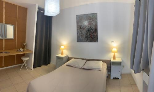 sypialnia z łóżkiem i dwoma lampami na dwóch stołach w obiekcie U Sognu w mieście Muro