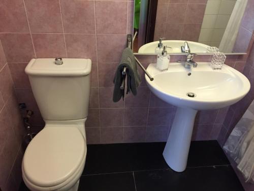 a bathroom with a toilet and a sink at Appartamento Blue Note in Syracuse