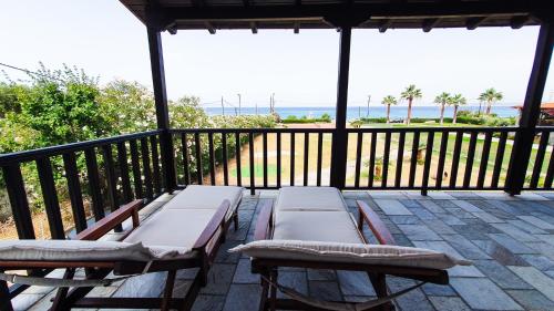 Balcone o terrazza di Anemos Deluxe Poseidi Apartments
