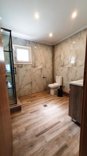 Bagno di Anemos Deluxe Poseidi Apartments