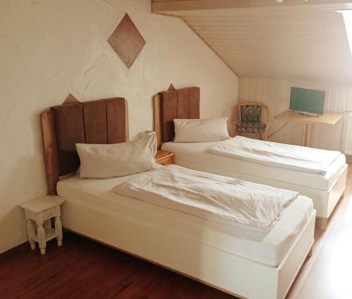 Hotel-Restaurant-Krone tesisinde bir odada yatak veya yataklar