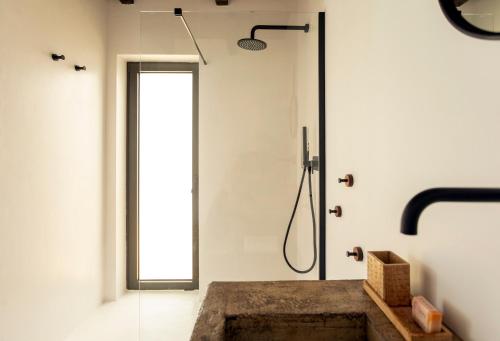 ein Badezimmer mit Waschbecken und Dusche in der Unterkunft Villa Borea - AlisiaFuerteventura in Villaverde