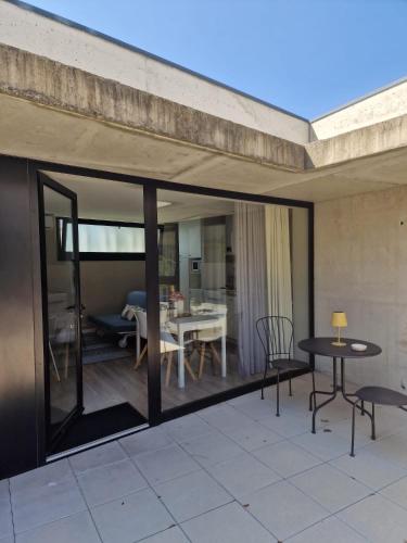 a patio with a table and chairs and a dining room at Pateo 780 in Vila Nova de Gaia