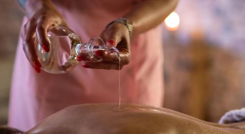 a person pouring a drink from a glass at Hotel Zum Leineweber in Burg