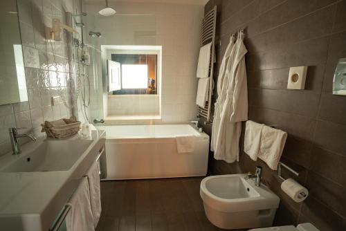 Ένα μπάνιο στο San Tommaso Hotel