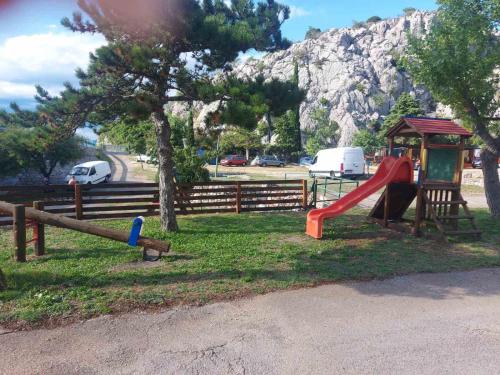 un parco con parco giochi con scivolo di Mobile Home Marta a Senj