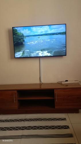 una TV a schermo piatto appesa a una parete di Zaniti a Mombasa