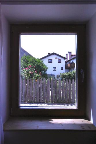 a window with a fence and a white house at Salina number 1 in Glorenza