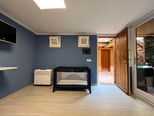 Zimmer mit einem Bett und einer blauen Wand in der Unterkunft Blue Portisco in Marina di Portisco