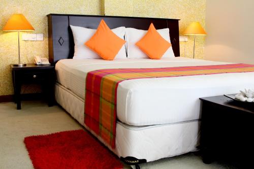 Tempat tidur dalam kamar di Opulent River Face Hotel