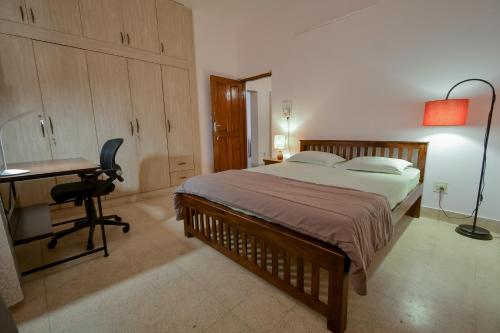 Ένα ή περισσότερα κρεβάτια σε δωμάτιο στο HomeSlice Nazaara, HomeStay in BTM