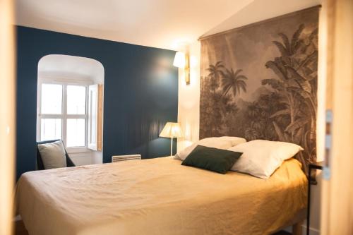 een slaapkamer met een bed met een schilderij aan de muur bij Rare gem 2 steps from the heart of Bordeaux in Bordeaux