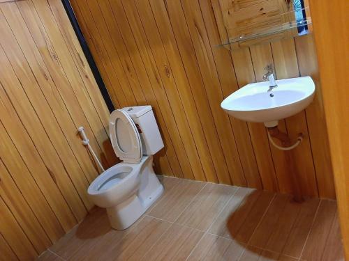 a bathroom with a toilet and a sink at หวานใจ โฮมสเตย์ (Whanjai Homestay) in Laem Ngop