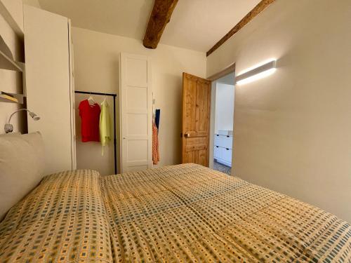 ein Schlafzimmer mit einem großen Bett in einem Zimmer in der Unterkunft Sunset by Connexion in Cannes