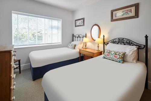 2 camas en una habitación con ventana en Host & Stay - The View at Orchard View en Hognaston