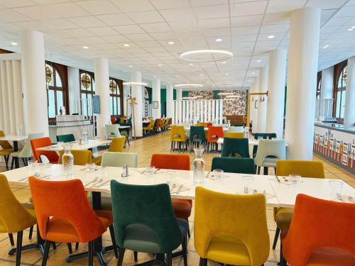 - une salle de conférence avec des tables et des chaises dans l'établissement Hostellerie Bon Pasteur, à Angers