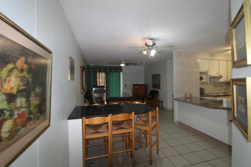 Il comprend une cuisine et un salon avec une table et des chaises. dans l'établissement Rondevoux 14, à Margate