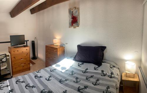 - une chambre avec un lit, une commode et une télévision dans l'établissement T3 CLIMATISE 40m2 Piscine Parking PRIVE 2 Chambres Secteur falaises 50 m de la plage Proche centre-port 4 Personnes, au Cap d'Agde