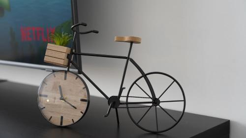 un vélo avec une horloge sur une table dans l'établissement Modern & Zentral mit Parkplatz - 30 min bis zur Messe in Köln & Düsseldorf, à Wuppertal