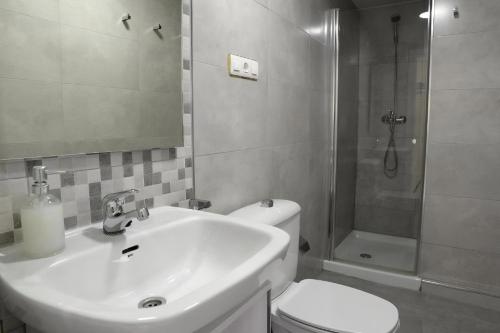 Apartamentos Comfort City في غرناطة: حمام مع حوض ومرحاض ودش