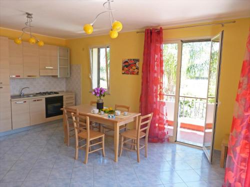 a kitchen and dining room with a table and chairs at Le Ville della Contea -Vacation rentals in Mascali