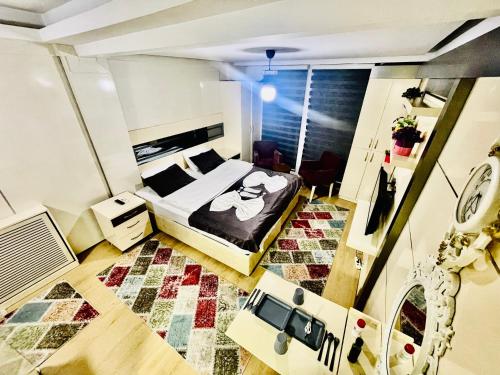 una piccola camera con un letto e una camera di Taksim Center Luxury Hotel a Istanbul