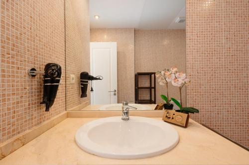 Koupelna v ubytování Modern Sea & Lake View Penthouse with Private Jacuzzi - 8 min to Puente Romano