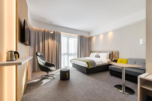 Pokój hotelowy z łóżkiem i biurkiem w obiekcie Holiday Inn Express - Rzeszow Airport, an IHG Hotel w mieście Jasionka