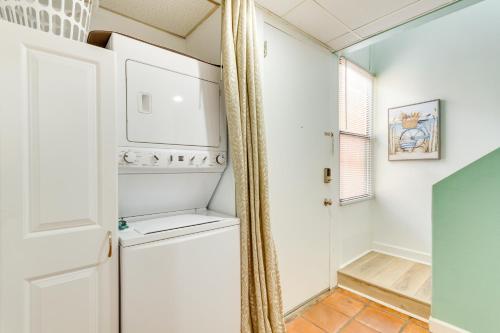 Fotografie z fotogalerie ubytování Gulf Breeze Escape with Patio and Community Pool! v destinaci Gulf Breeze
