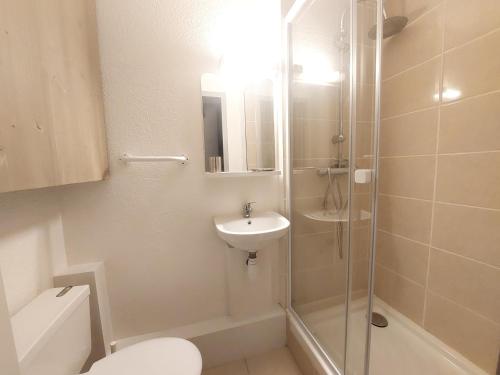 une salle de bain avec une douche, des toilettes et un lavabo dans l'établissement Duplex 3 pièces 6 pers au pied des pistes, proche ESF et garderie, Villards Arc 1800 - FR-1-411-650, à Arc 1800