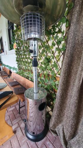 a bird feeder sitting on top of a table at Cazare la fermă in Galeşu