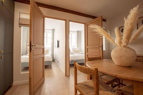 une salle à manger avec une table et une chambre dans l'établissement Sentier Historical Center II Luxury Design Apartment 3BR-8P, à Paris