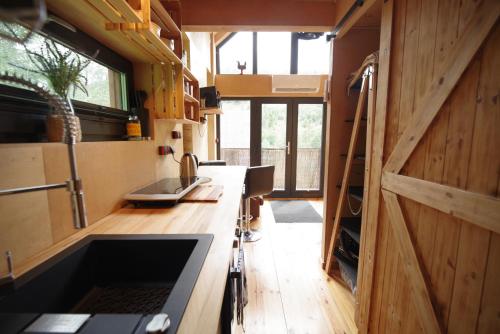 widok na wewnętrzną kuchnię w małym domku w obiekcie Ski House Szczyrk - Domek Na Kurzej Łapce w Szczyrku
