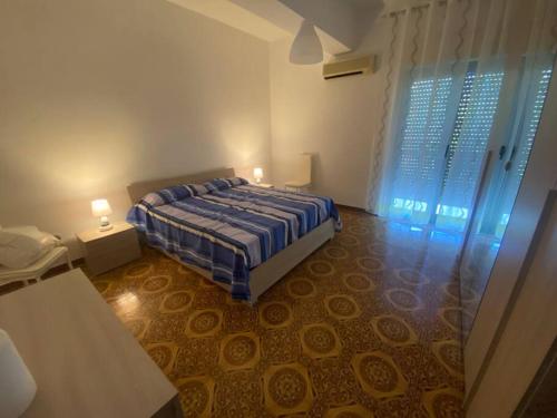 Tempat tidur dalam kamar di Appartamento a S.Alessio Siculo vicino Taormina