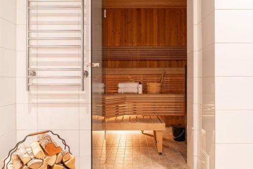 eine Sauna mit einer Holzbank in einem Zimmer in der Unterkunft Stunning Stone House w/ Sauna in Turku