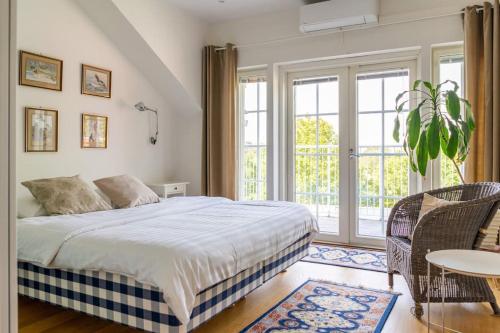 ein Schlafzimmer mit einem Bett und einem großen Fenster in der Unterkunft Stunning Stone House w/ Sauna in Turku