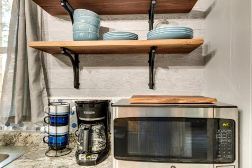 Η κουζίνα ή μικρή κουζίνα στο Pet-Friendly Michigan Getaway with Porch and Kayaks!