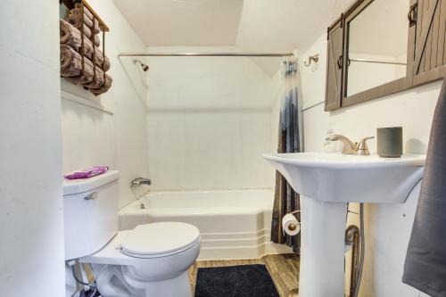 Ένα μπάνιο στο Pet-Friendly Michigan Getaway with Porch and Kayaks!