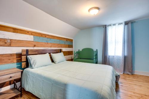 Ένα ή περισσότερα κρεβάτια σε δωμάτιο στο Pet-Friendly Michigan Getaway with Porch and Kayaks!