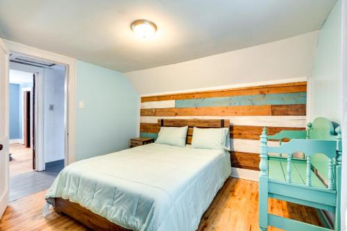 Ένα ή περισσότερα κρεβάτια σε δωμάτιο στο Pet-Friendly Michigan Getaway with Porch and Kayaks!