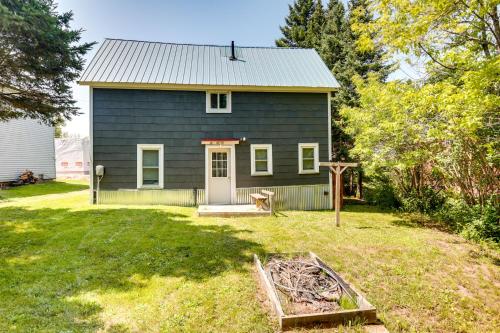 Κήπος έξω από το Pet-Friendly Michigan Getaway with Porch and Kayaks!