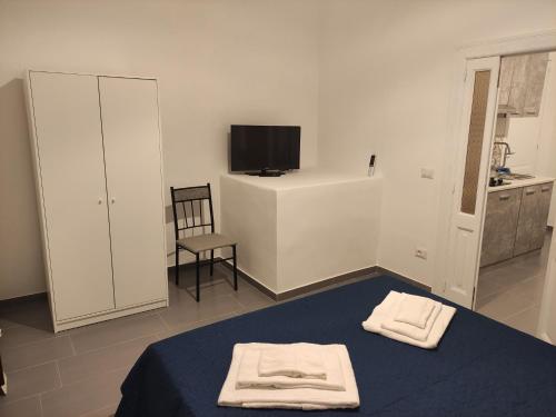 a room with a bed with two towels on it at La Casetta di Elia in Lipari