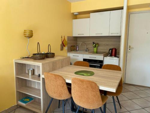 Photo de la galerie de l'établissement Superbe 2 Pièces Confort, Terrasse, Parking Privé, Proche Lac et Centre d'Annecy - FR-1-432-73, à Annecy