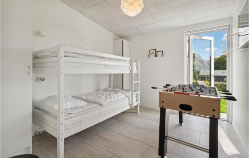 ハザスレウにあるStunning Home In Haderslev With House Sea Viewの二段ベッド2台とチェスボードが備わる客室です。